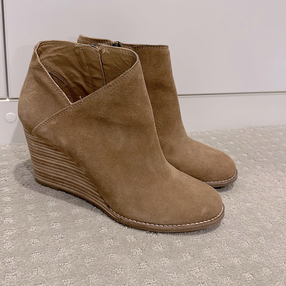 Women’s Lucky Brand tan suede booties, size 9